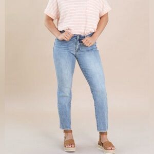 Judy Blue Medium Vintage Wash Slim
Fit Jeans 1/25